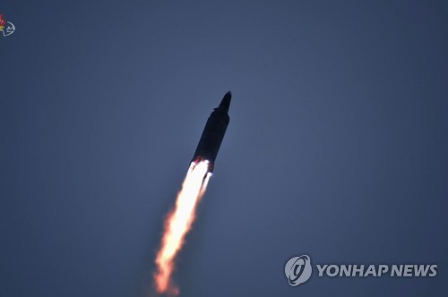 북한 "약한 주먹으론 패배의 눈물 닦는 시대"…미사일 발사 자축