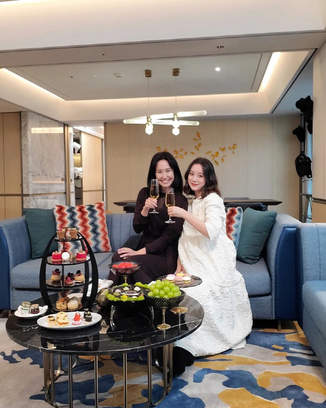 혜림, 예비맘의 럭셔리 샴페인 파티…15kg 쪘다더니 귀여운 '찐웃음'
