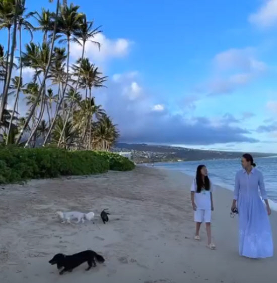야노시호, 딸 추사랑과 하와이로 돌아갔나? 해변 산책하는 여유로움