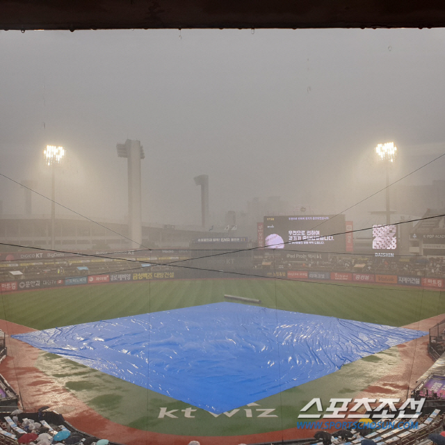 폭우 중단 수원구장, 1시간 여만에 정비 후 경기 재개..삼성 2-0 리…