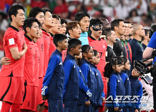  한국-포르투갈 '애국가 힘차게 제창하는 대표팀 선수들'