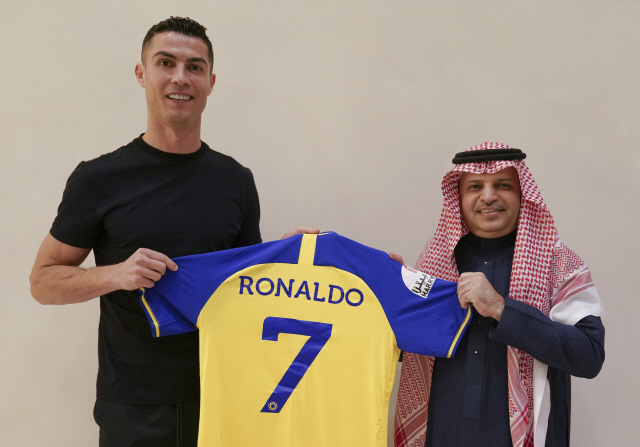 [뉴스]'돈에 미친 호날두' 조국 등지고 사우디아라비아 월드컵 홍보하나
