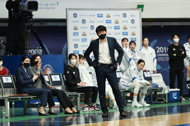 위성우 우리은행 감독, "선수들이 나사가 빠진 느낌이다"