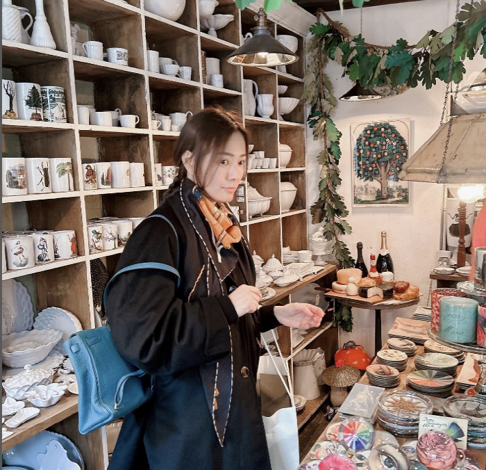 일반인들 사이서 포착된 손태영, 뉴욕선 아무도 못알아보니 행복한 얼굴