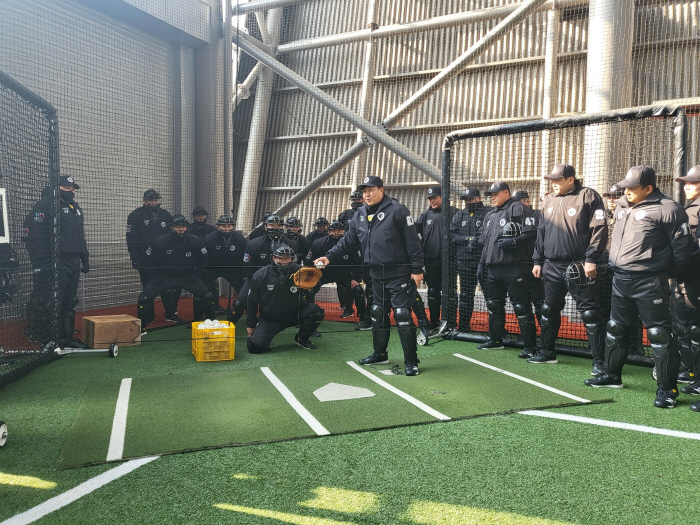 '오심 막기 위한 340구' KBO 심판진, 캠프 파견 앞서 겨울 휴가 …