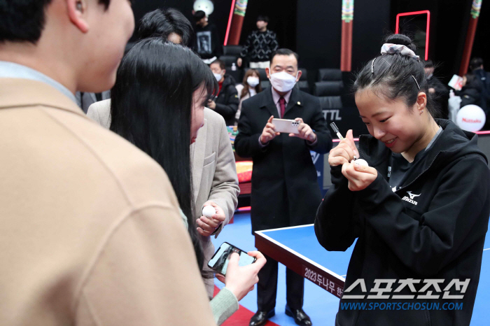 '더 강해진 삐약이'신유빈,프로데뷔전서 입증한 경쟁력