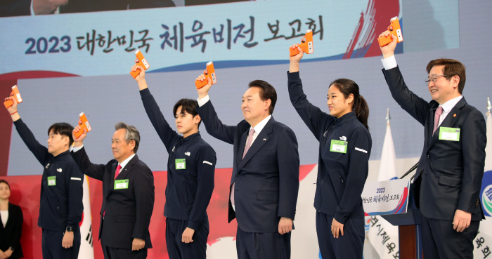 취임후 처음 진천선수촌 찾은 尹대통령"스포츠산업 활성화 위해 엘리트스포츠…