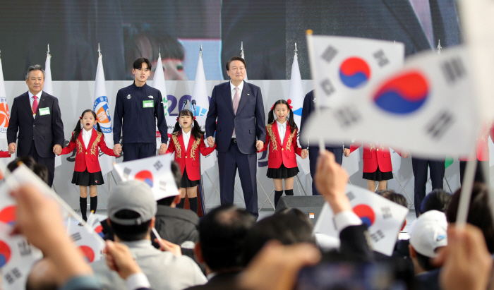 취임후 처음 진천선수촌 찾은 尹대통령"스포츠산업 활성화 위해 엘리트스포츠…