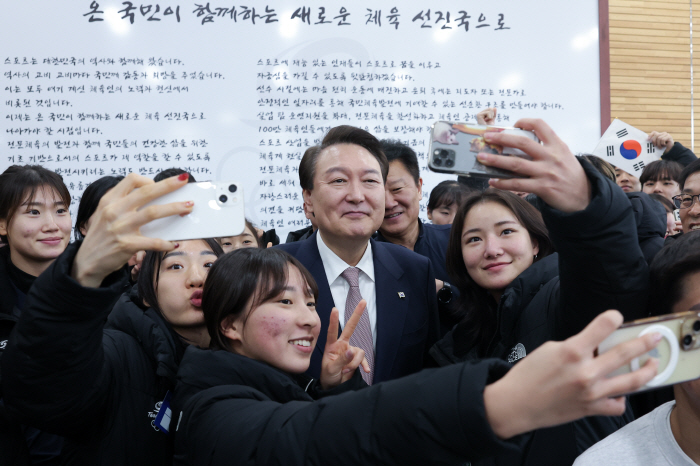 취임후 처음 진천선수촌 찾은 尹대통령"스포츠산업 활성화 위해 엘리트스포츠…