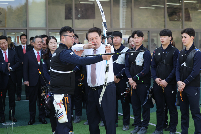 취임후 처음 진천선수촌 찾은 尹대통령"스포츠산업 활성화 위해 엘리트스포츠…