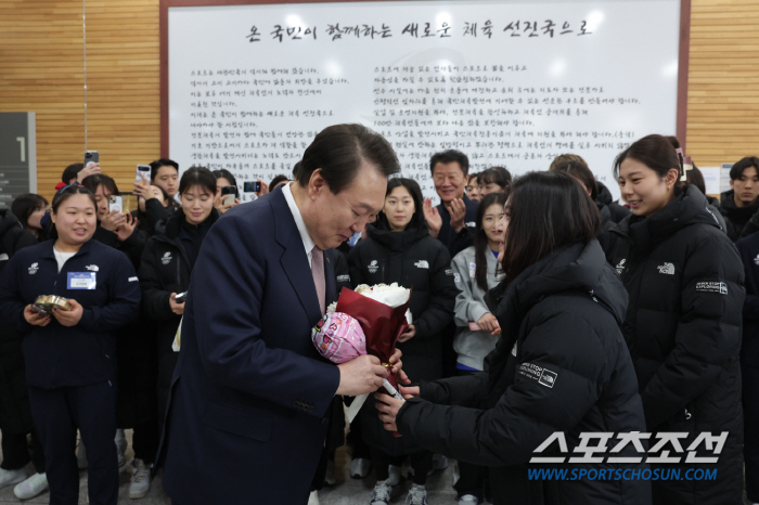 尹대통령,진천 女국대들의 깜짝 '밸런타인 초콜릿' 선물에 함박웃음[애프터…