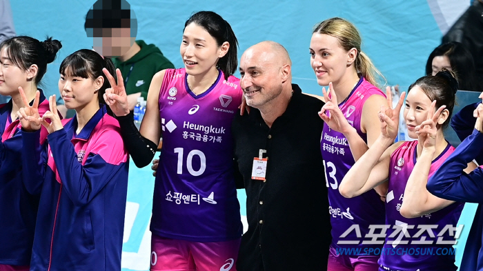 김연경 손 맞잡은 아본단자 감독, 장충 온 원정 팬들 뜨거운 환호 받으며…