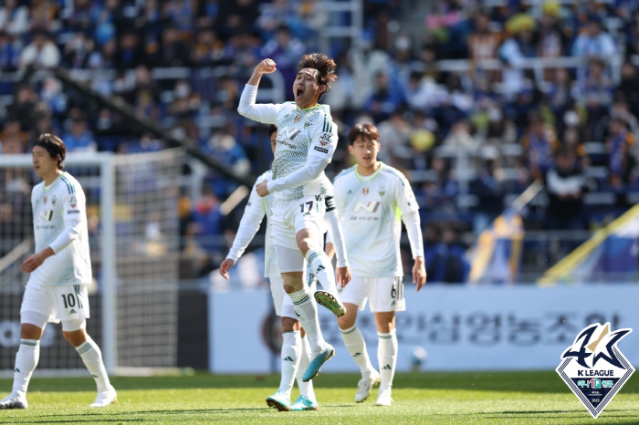 [현장리뷰]'엄원상→루빅손 연속골' 울산, '아마노' 전북에 2-1 개막…