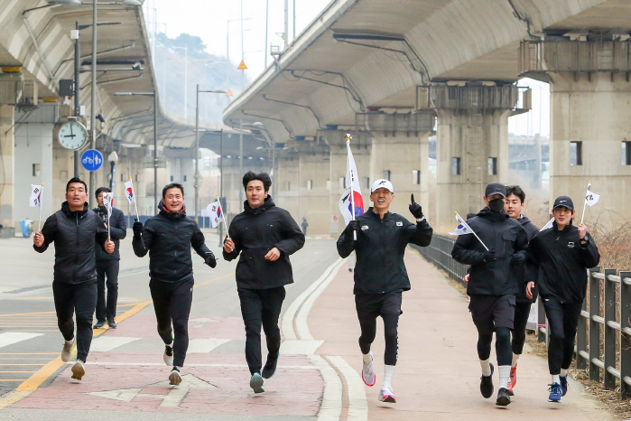 션, 3.1절 기념 31km 완주...1억 4천만 원 기부금 전달