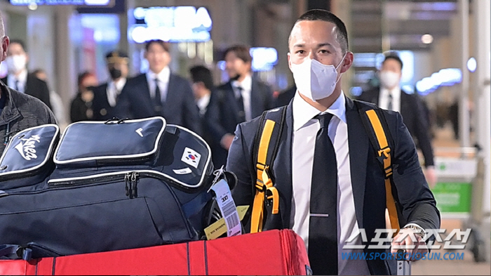 '태극기 새겨진 가방과 함께' 일본 입성한 토미 에드먼, 태극마크 무게감…