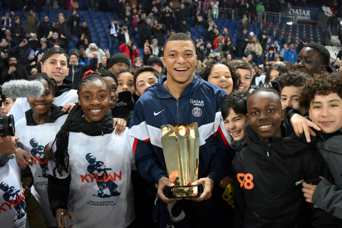 "난 역사를 만들기위해 달려왔다" 음바페,'PSG 최다 201골'감격소감