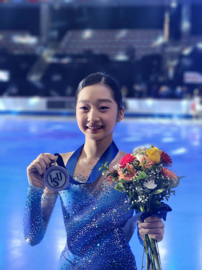 2회 연속 銀 '포스트 김연아' 신지아 "넘어진 실수 무척 아쉬워"