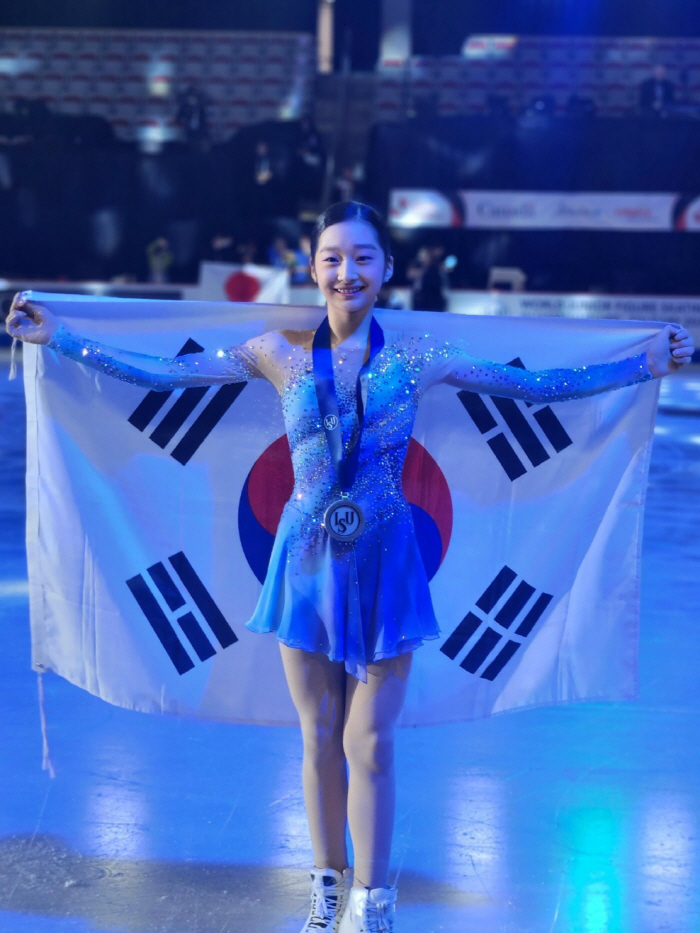 2회 연속 銀 '포스트 김연아' 신지아 "넘어진 실수 무척 아쉬워"