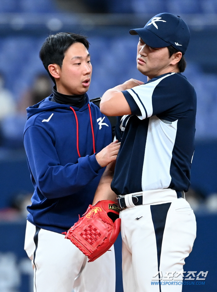 고우석 긴급 교체 "뒷목 어깨 방향 근육통…현재 아이싱 중"[오사카 현장…