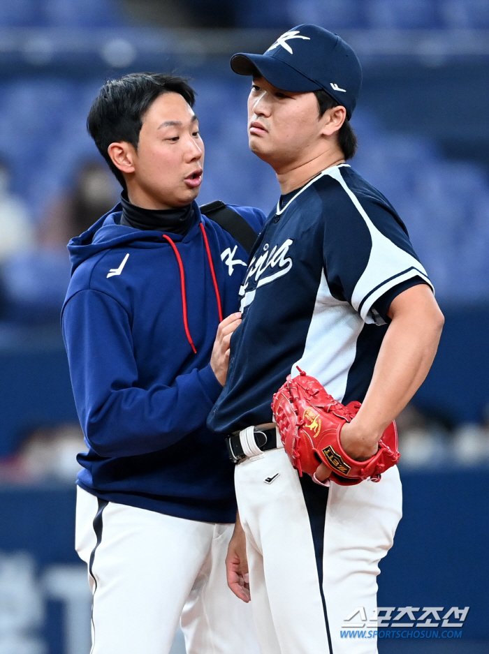 "상태 괜찮은데…" 대표팀 마무리 투수, 현지 병원 이동. 왜?[오사카 …