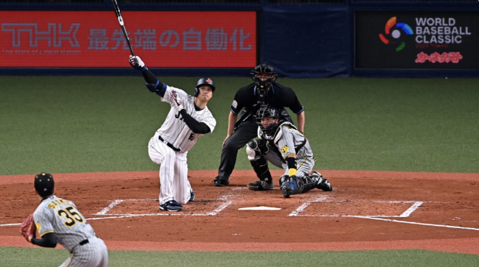 17년전 이승엽이 쓴 WBC 단일대회 최다홈런, '무릎꿇고 친' 오타니가…