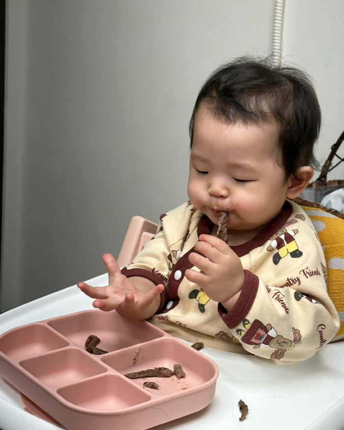 '문재완♥' 이지혜 딸, 고기맛 좀 아는 15개월..."애미야 고기 좀 …