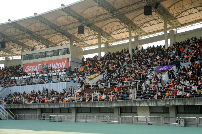 달라진 강원의 축구열기 시작부터 뜨거웠다…연패 강원의 보이지 않는 힘