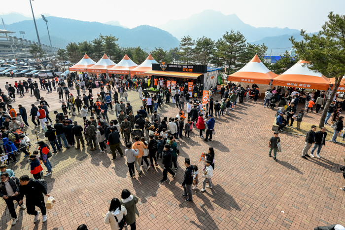 달라진 강원의 축구열기 시작부터 뜨거웠다…연패 강원의 보이지 않는 힘