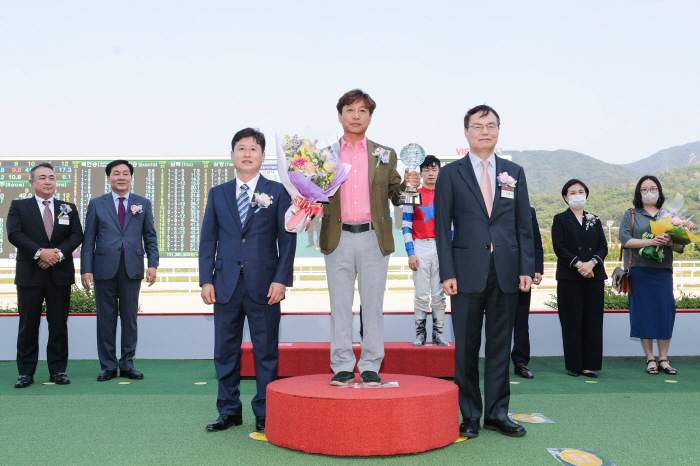 [경마]계묘년 기운 받은 김동균 조교사, 300승 달성으로 기분 좋은 봄…