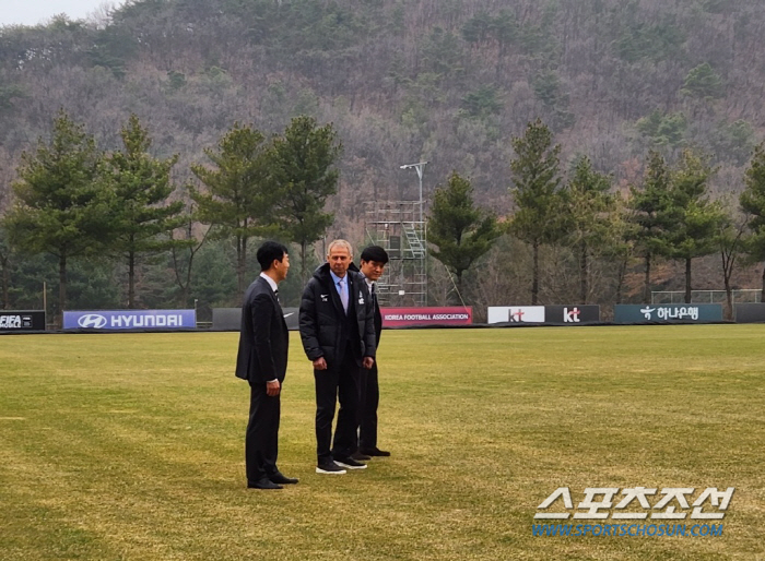 [현장스케치]파주 그라운드 밟은 클린스만 감독 "잔디-시설 긍정적!"