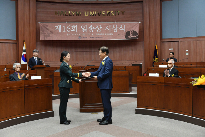 제16회 일송상 수상 김혜주 대위 "모범이 되는 군인이자 의료진될 것"