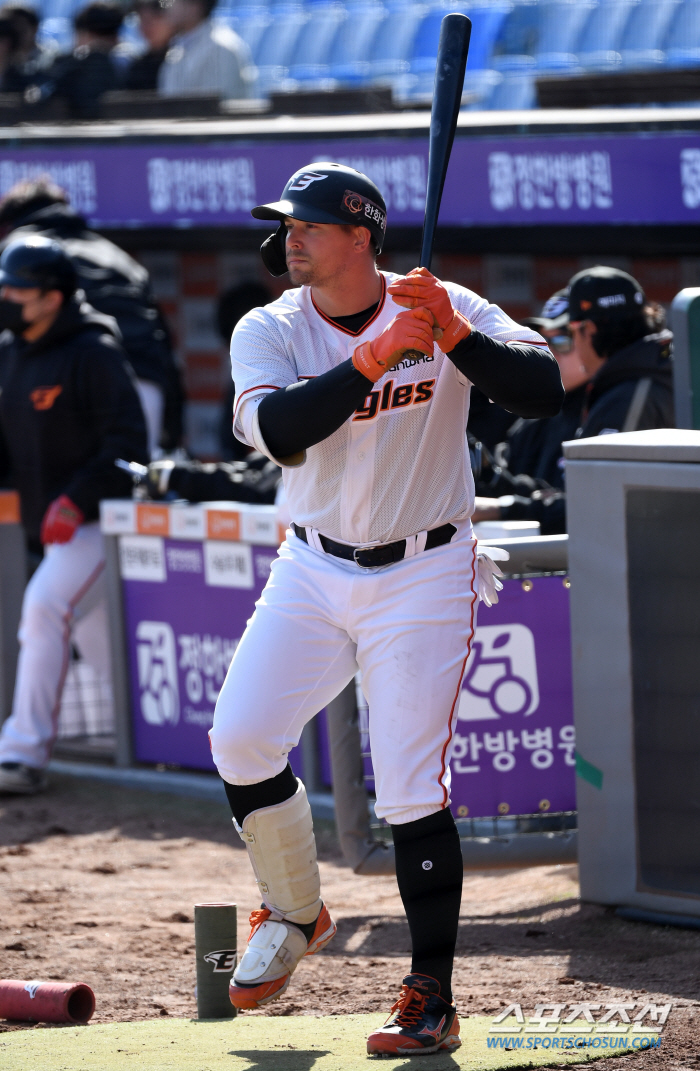 '뒤통수가 얼얼해' 첫날부터 홈런포 오그레디...채은성 격한 축하 '설레…