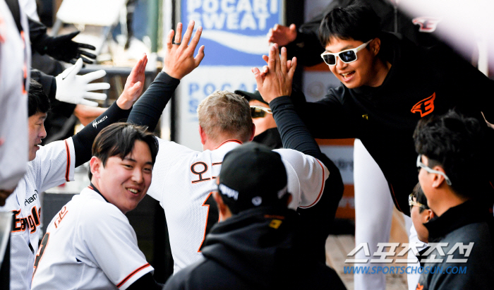 '뒤통수가 얼얼해' 첫날부터 홈런포 오그레디...채은성 격한 축하 '설레…