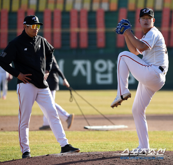 '158km 직구 뒤에 숨겨진 수줍음' 한화 김서현, 아직은 카메라 앞이…