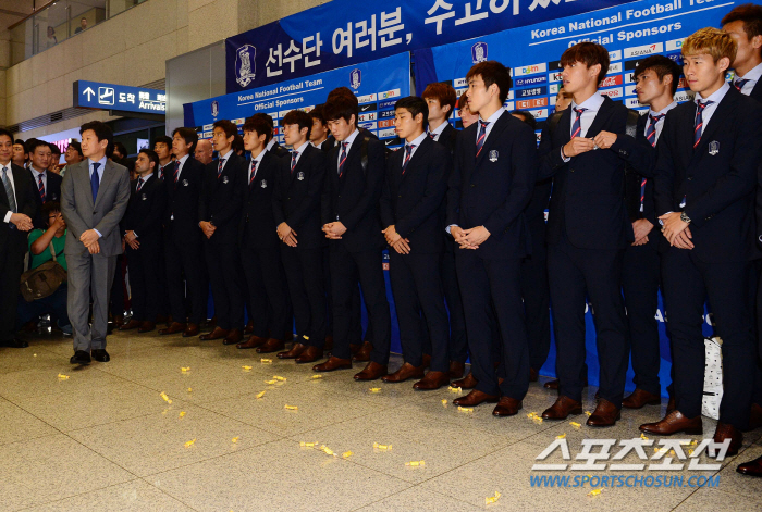 ‘엿사탕을 맞을지언정’ 대표팀 선수들은 왜 어떤 인사도 하지 못한 채 뿔…