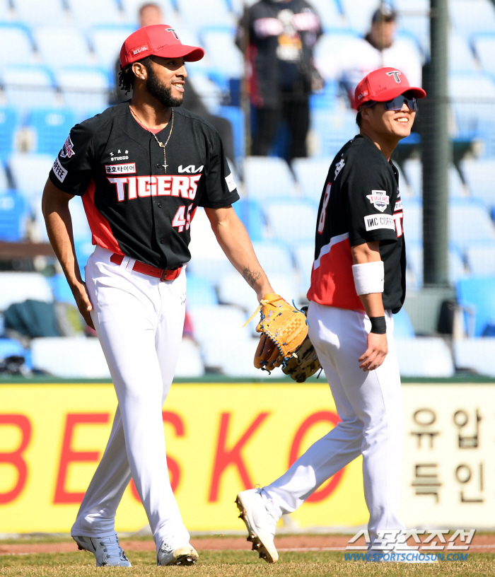 구속은 괜찮은데 주자있으면…KIA 메디나 첫 등판 고전, 채은성에게 홈런…