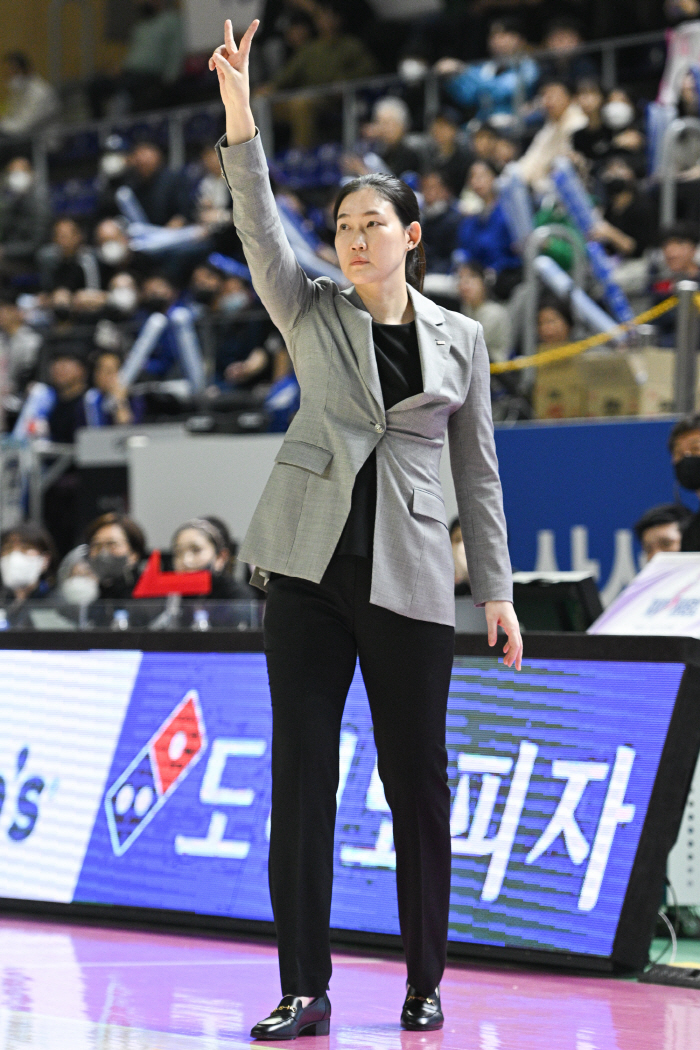 창단 후 첫 챔프전 이끈 박정은 BNK 감독, "친정팀 이기고 올라가 만…