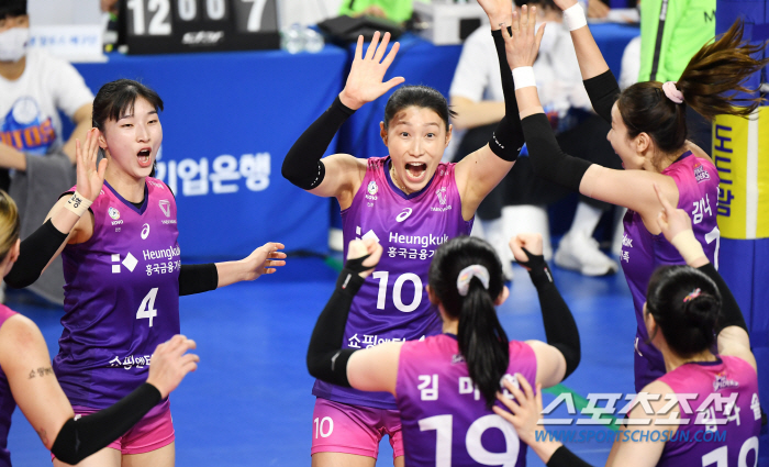 김연경 파워 마지막도 빛났다! 흥국생명, 4시즌 만에 챔프전 직행…'6번…