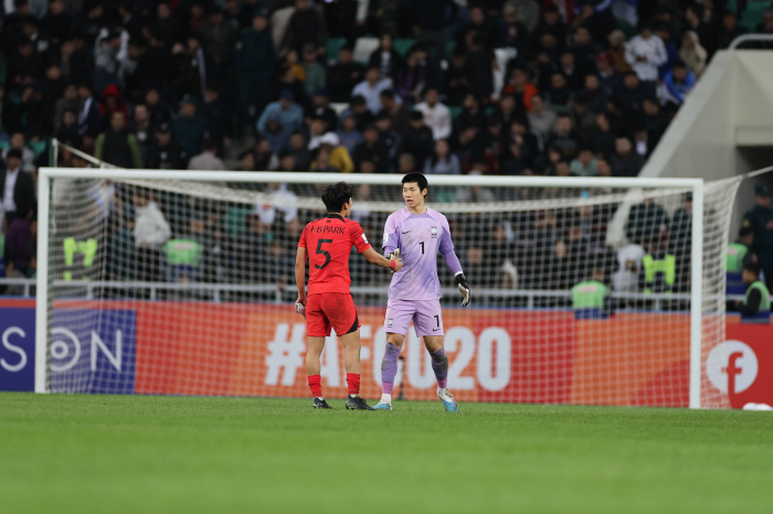 김은중호 U-20 亞컵 결승행 좌절, GK 김준홍 선방쇼에도 '강호' 우…