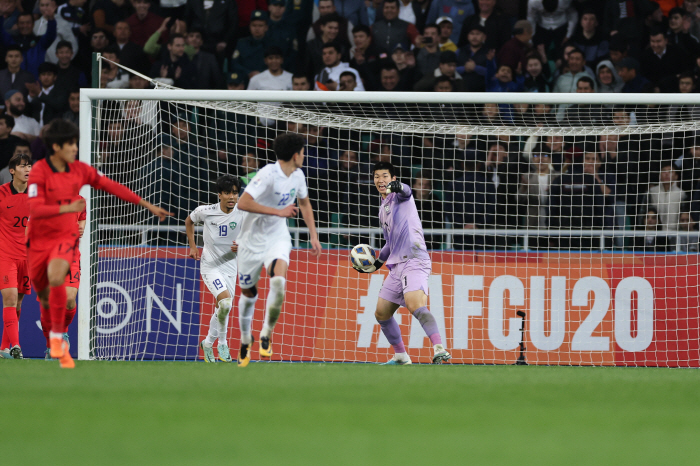 '인천 GK 레전드' 피 물려받은 김준홍 환상 선방쇼, 전북+韓축구 10…