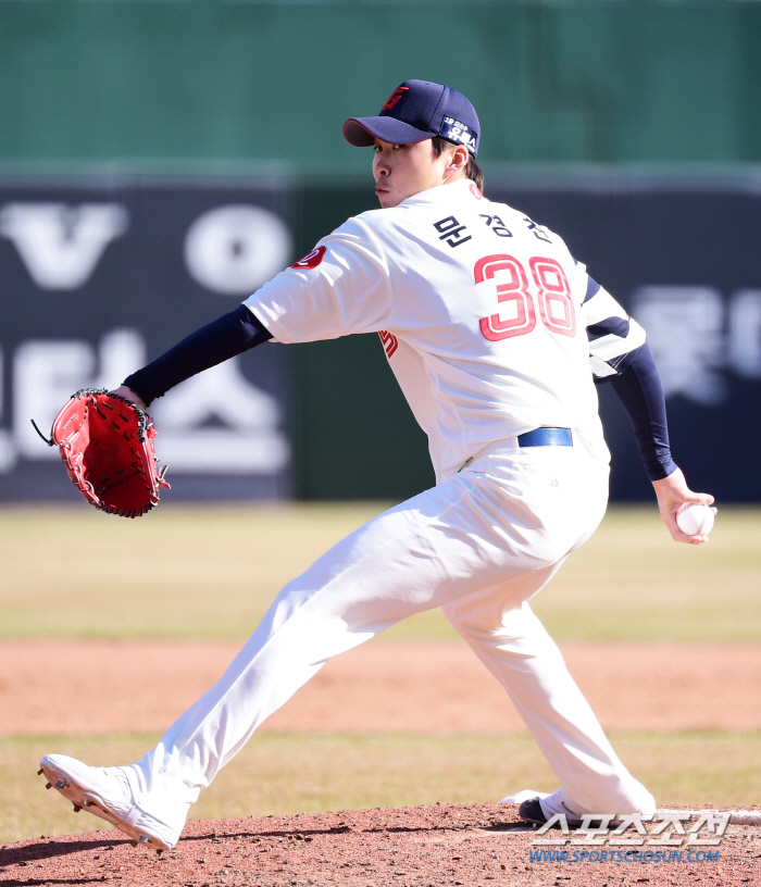 '구대성처럼…' 생존 경쟁에 던져진 9년차 대졸 투수의 변신 [부산포커스…