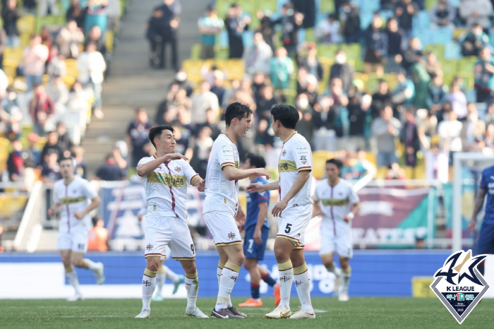 8년만에 돌아온 '축구수도더비', 대전이 웃었다