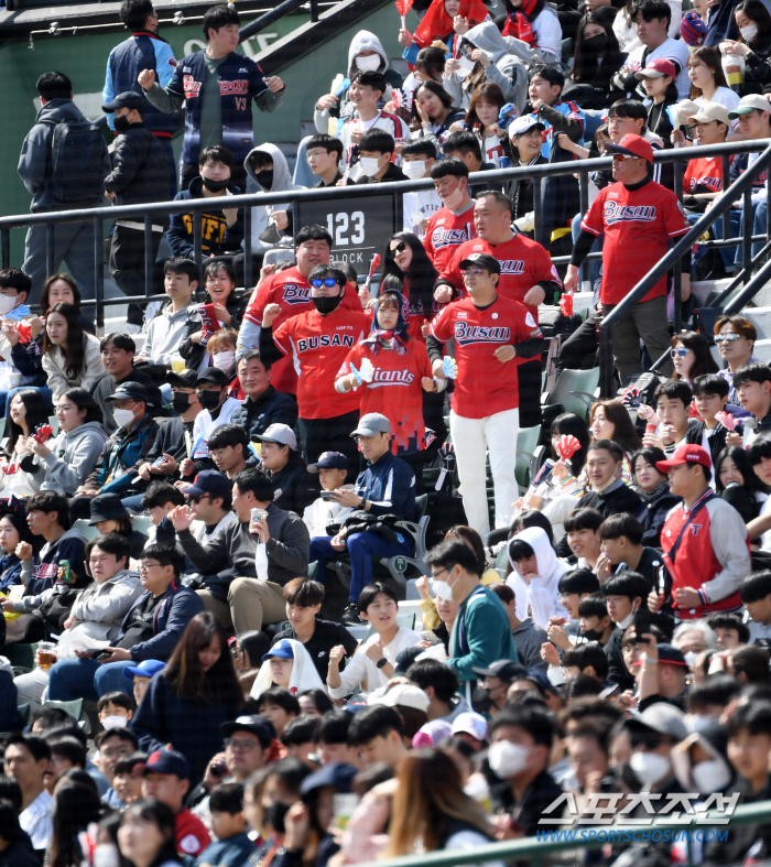 반갑다 야구야! 시범경기에 5000명 돌파…술렁이는 구도의 봄 [부산스케…