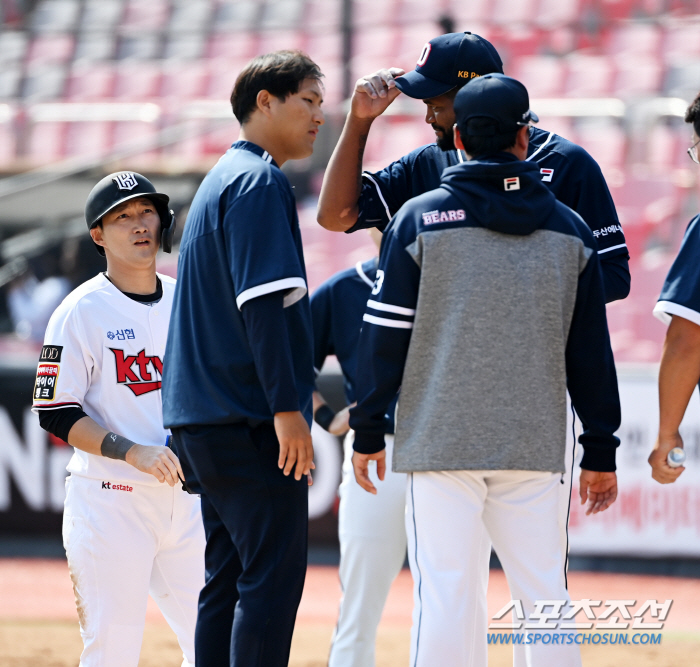 팔꿈치에 타구를 맞고도 "괜찮다"며 상대 덕아웃에 두 번이나 인사를 한 …