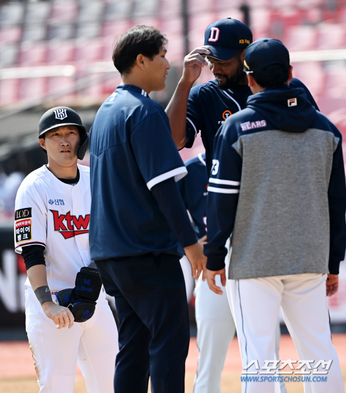 팔꿈치에 타구를 맞고도 "괜찮다"며 상대 덕아웃에 두 번이나 인사를 한 …