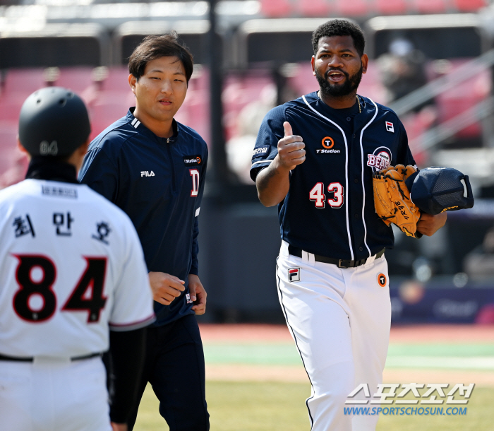 팔꿈치에 타구를 맞고도 "괜찮다"며 상대 덕아웃에 두 번이나 인사를 한 …