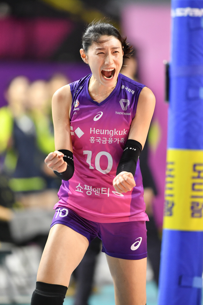 '명불허전' 배구여제 김연경, 올시즌 4번째 라운드 MVP 수상…한선수도…