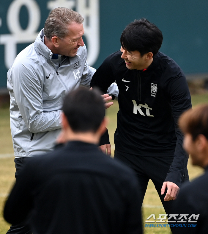 [현장에서]클린스만 감독 '완전체' 첫 훈련, 김민재 이끌고→손흥민 당기…