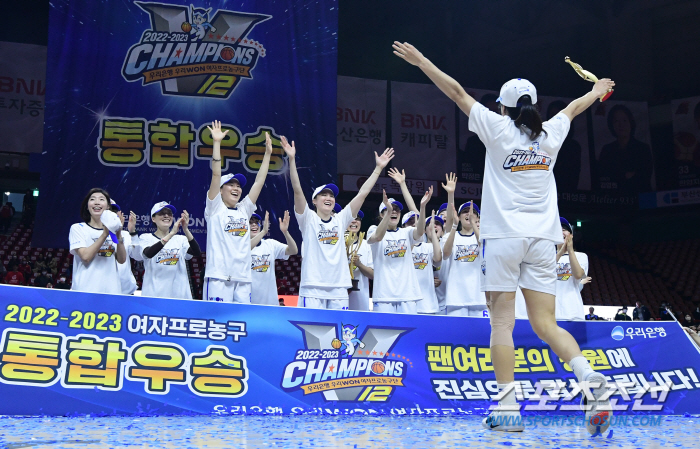  동료들 축하 받고 있는 MVP 김단비