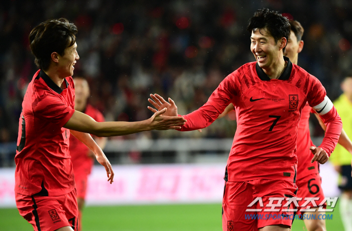 클린스만과 첫 궁합 맞춘 손흥민 '화끈한 공격 축구에 멀티골로 화답' […